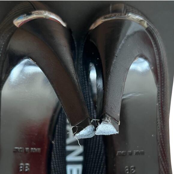 Chanel Interlocking CC Logo Leather Pumps, US8/IT38 - Picture 12 of 16